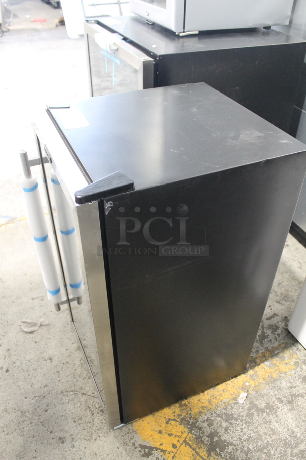 BRAND NEW SCRATCH AND DENT! Whynter BR-130SB Stainless Steel Commercial 120 Can Capacity Beverage Cooler Merchandiser. 115 Volts, 1 Phase. Tested and Working! - Image 3 of 7
