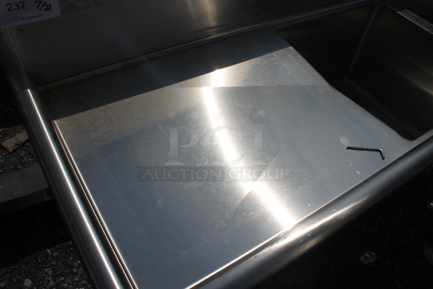 BRAND NEW SCRATCH AND DENT! Regency 60031717224 103" 16-Gauge Stainless Steel Three Compartment Commercial Sink with Galvanized Steel Legs and 2 Drainboards. Bays 17x17x12. Drain Boards 22x19x1 - Image 3 of 7