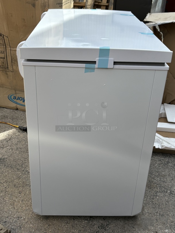 BRAND NEW SCRATCH & DENT! Koolmore SCF-7C 37 In. Commercial Chest Freezer 7 Cu Ft. TESTED! IN PROPER WORKING ORDER.  - Image 4 of 6
