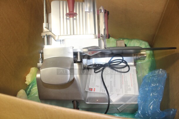 NEW IN BOX! Omas Model C33F-S Quantanium Automatic Commercial Meat/Cheese Deli Slicer. 29x26x20. 220V/60Hz.  - Image 2 of 5