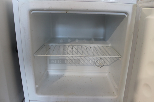 EdgeStar CMF151L White Metal Mini Freezer. 115 Volts, 1 Phase. Tested and Powers On But Does Not Get Cold - Image 3 of 5