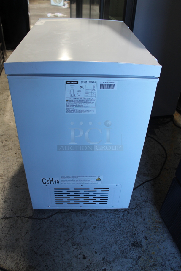 Thomson TFRF710-G-SM-6COM Metal Chest Freezer. 115 Volts, 1 Phase. Tested and Powers On But Does Not Get Cold - Image 4 of 5