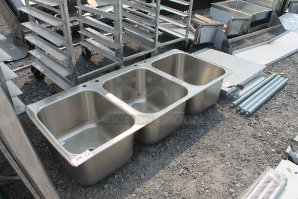 BRAND NEW SCRATCH AND DENT! Commercial Stainless Steel 3 Bay Sink. - Image 2 of 4
