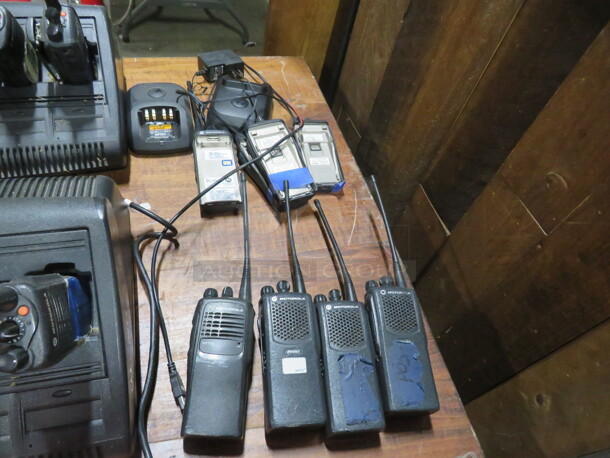 One Motorola Radius GR1225 Repeater In A Carry Bag, With 16 Walkie Talkies In 2 Bases, Plus Extras, See PICS! - Image 4 of 5