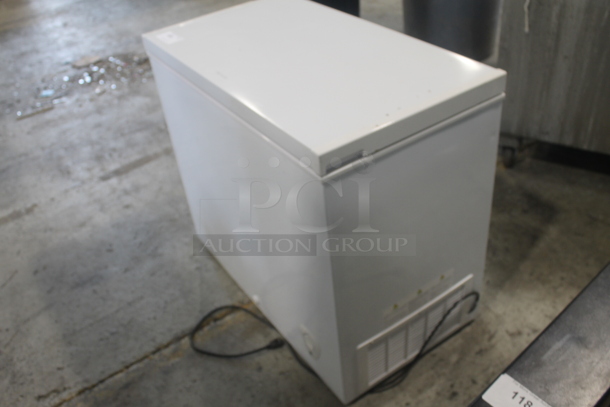 Electrolux FFFC07M1QW Commercial Chest Freezer, White. 115V, 1 Phase. Tested and Powers On But Does Not Get Cold - Image 3 of 5