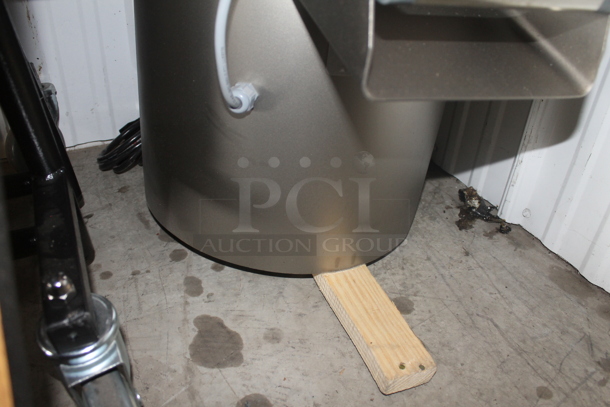 BRAND NEW SCRATCH AND DENT! Sammic PI-20 Stainless Steel Commercial Countertop 44 lb. Potato Peeler. 120 Volts, 1 Phase. Tested and Working!
 - Image 5 of 7