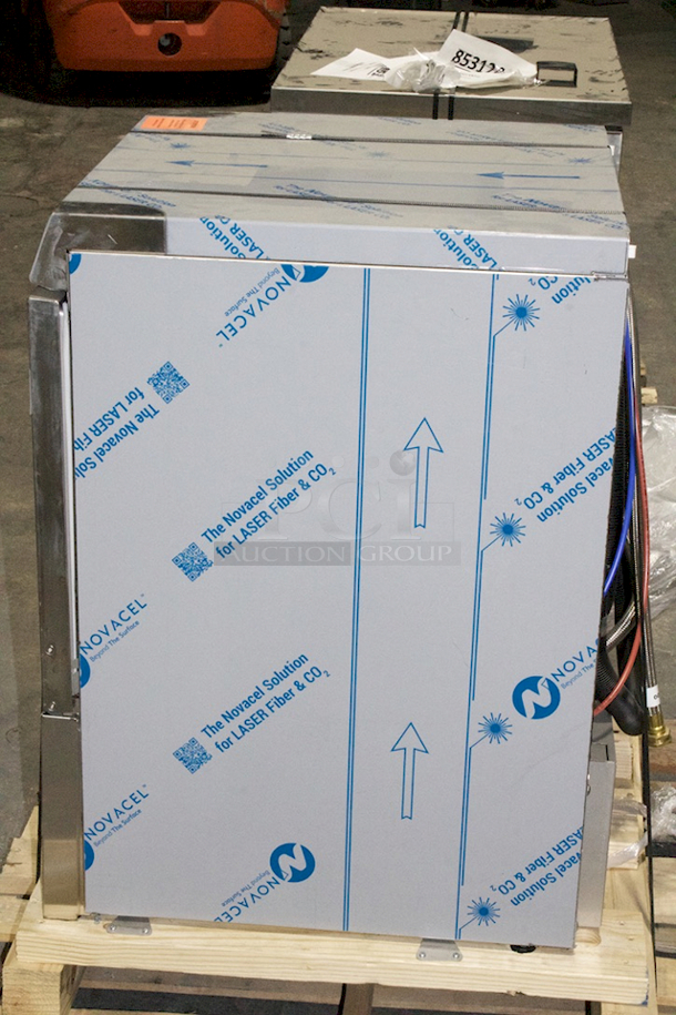 BRAND NEW SCRATCH & DENTHobart LXNH-1 High Temperature Undercounter Dishwasher - 208-240V 33.7Amp 1 Phase. 23-15/16 x 25-9/16 x 33-1/4. Crack in the screen on the right side.  - Image 5 of 7