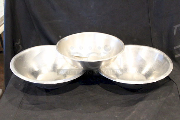 Set of 3 Stainless Steel Mixing Bowls.
Largest Bowl: 15-3/4x4-1/2
3x Your Bid