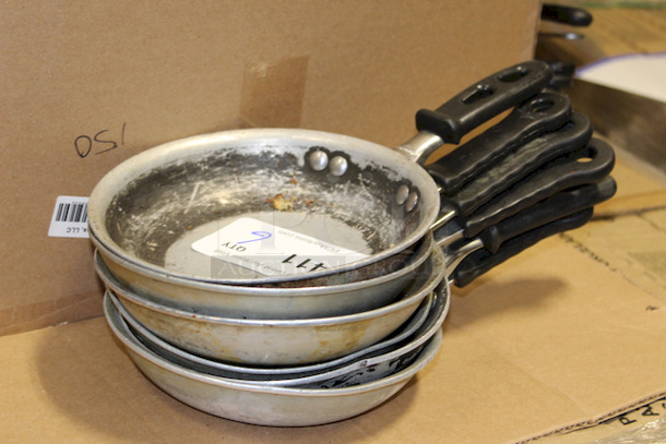 Vollrath 67807 7" Non-Stick Aluminum Frying Pan w/ Silicone Handle. 6x Your Bid - Image 2 of 3