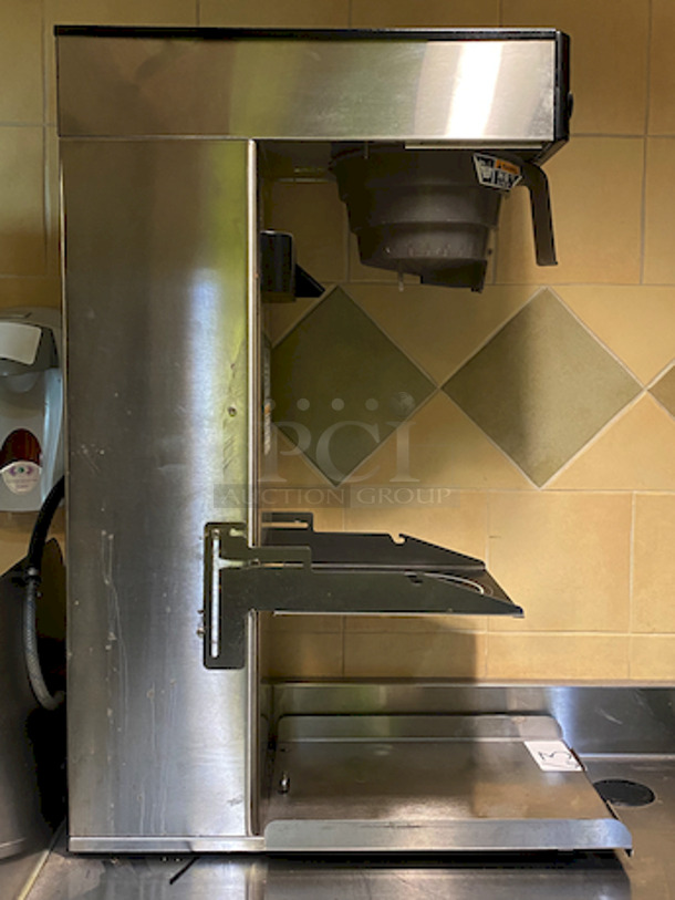 AWESOME! Bunn ITCB-DV,29"TRK W/TRAY(FUZE)
Tested In Working Order. 
ITCB Infusion Series Tea & Coffee Brewer -Dual Volt, 29" W/Tray.
 H 35.0"  W 11.6" D 22.1" - Image 3 of 4