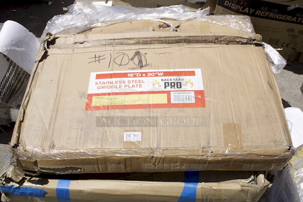 BRAND NEW SCRATCH & DENT! Backyard Pro 30" x 16" Stainless Steel Griddle Plate with 2 1/4" Splash Guard and Handles. Minor Damage To Packaging - Image 2 of 3