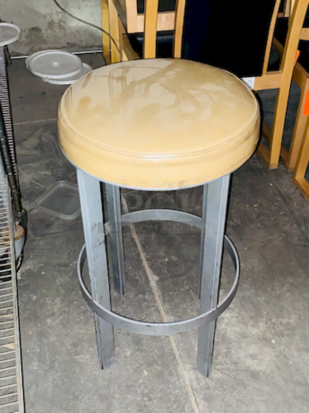 NICE! Pallet Of 6 High Quality Barstools, Wire Shelves and Chalk Board. 

6x Your Bid