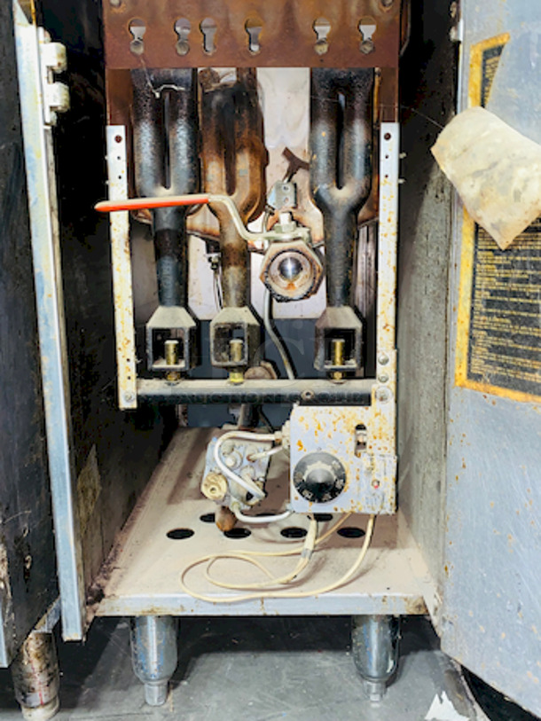 TRIPLE THREAT! Natural Gas 40 lb. Tube Fired Fryers. 2 Imperials, 1 DCS  - 105,000 BTU

3x Your Bid

Width	15 1/2 Inches
Depth	30 1/2 Inches
Height	45 3/4 Inches - Image 5 of 11