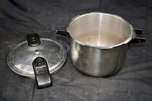 PERFECT SIZE! Hobart D-300 30qt Planetary Mixer With 30qt: Bowl, Paddle, Wire Whip and Dough Hook. 3 Gears, Manual Bowl Lift, 115v 1ph - Image 4 of 12