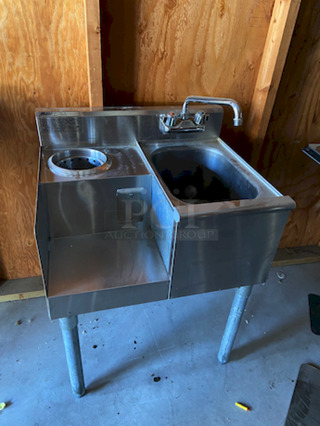 DON'T MISS THIS! Eagle Group, BD24-18L, 1800 Series Underbar Sink/Blender Module, 24"W x 20"D, (1) 10" x 14" x 9-1/2"Deep sink bowl right, splash mount faucet, 12" blender recess with liquid waste chute on left, 1-1/2" drain, 120v - 15amp receptacle (field wire), type 304 stainless steel top & body, 1-5/8" O.D. galvanized tubular legs with adjustable bullet feet, NSF 1500
24x20x331/2
