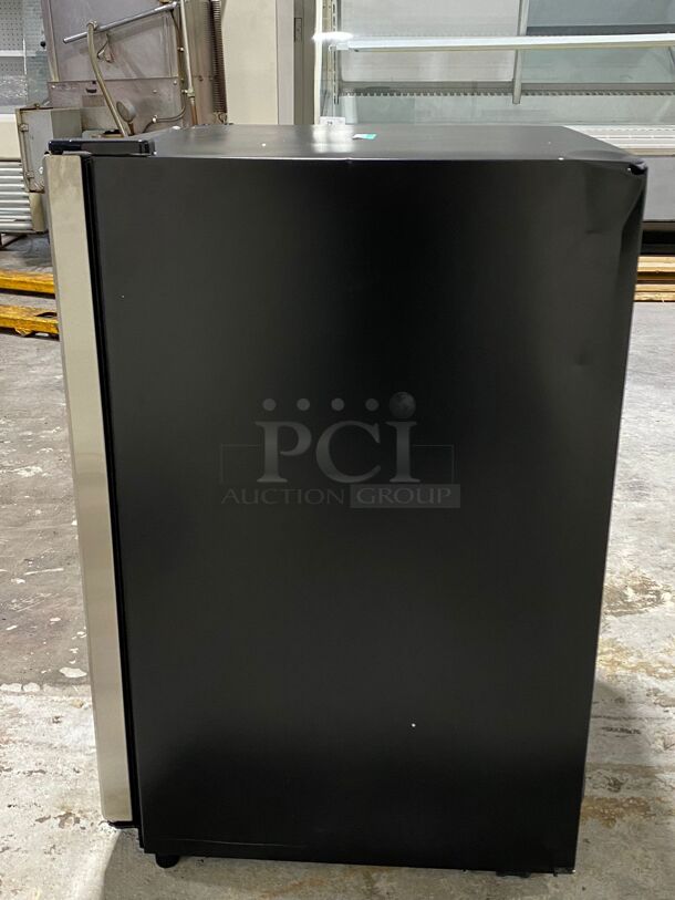 Frigidaire - 4.6 Cu. Ft. 138 12 oz. Can Capacity Beverage Center - Stainless Steel. Brand New

 - Image 5 of 6