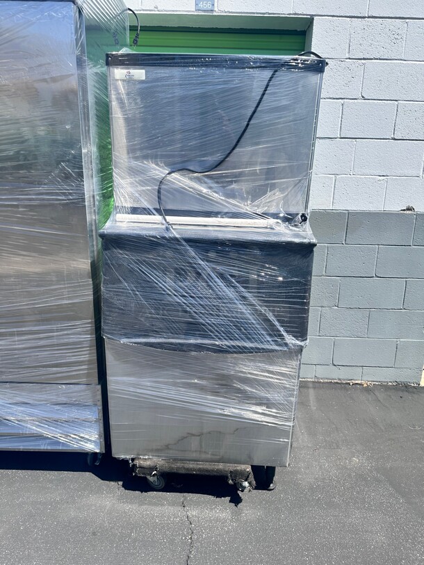 One Year Old Cooler Depot Commercial Ice Maker 30 inch With Ice Bin - 500 lb/per Day SK-520 115 Volt  - Image 3 of 9