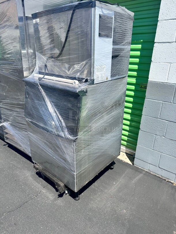 One Year Old Cooler Depot Commercial Ice Maker 30 inch With Ice Bin - 500 lb/per Day SK-520 115 Volt  - Image 5 of 9