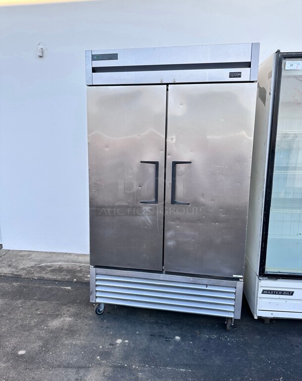 Late Model True T-43F-HC 47 inch Two Section Reach In Freezer, (2) Solid Doors, 115v Working! - Image 6 of 6