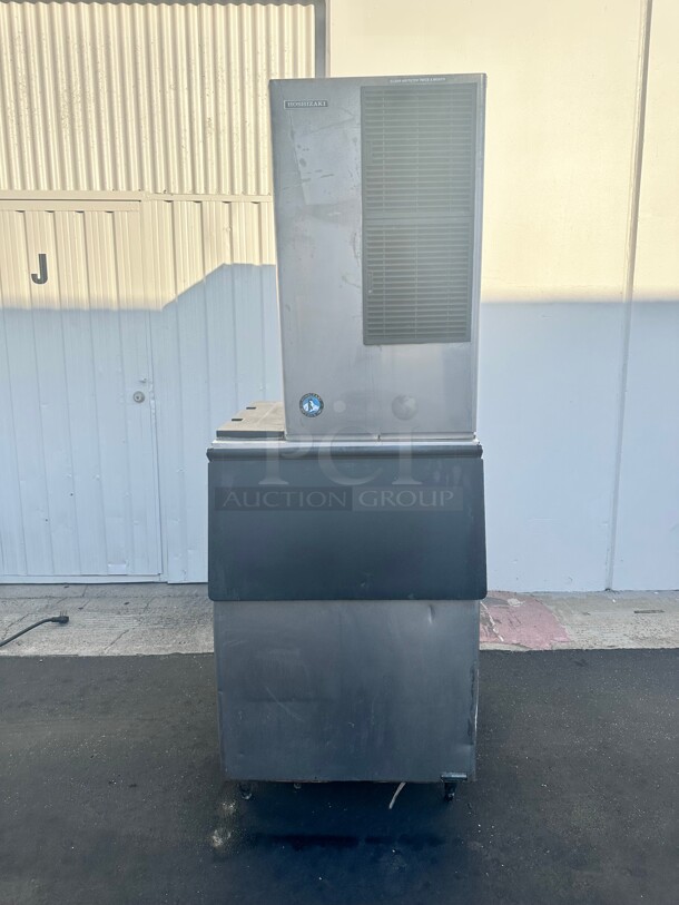 Certified Working Hoshizaki KM-650MAH 650 lb Crescent Cube Ice Machine w/ Bin - 600 lb Storage, Air Cooled, 220v - Image 3 of 9