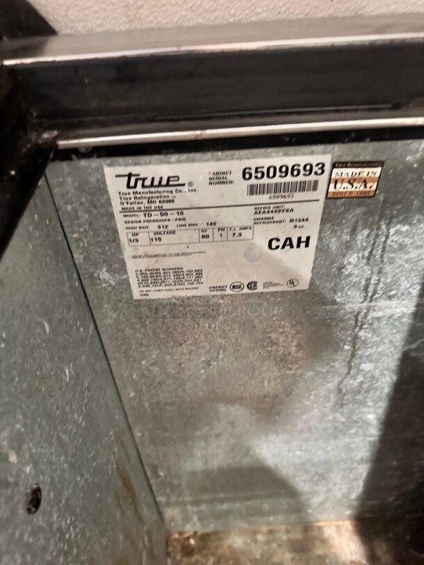 True TD-50-18 50 inch Forced Air Bottle Cooler - Holds (396) 12 oz Bottles, Lid Locks, 115v Wokring - Image 4 of 6