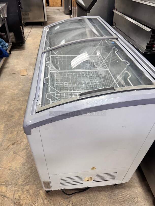 Excellent Condition LEVELLA
PFR1090G Commercial Curved Glass Top Chest Freezer 115 Volt Tested and Working - Image 7 of 10