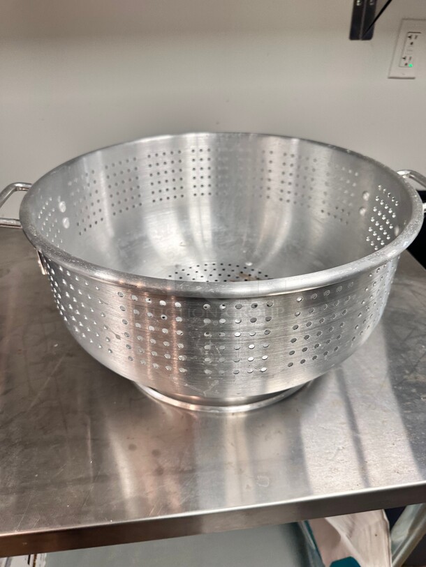 Like New Choice 16 Qt. Aluminum Colander with Base and Handles