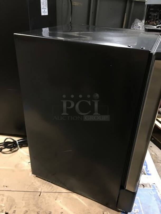 SCRATCH-N-DENT! Whynter Undercounter Built In Ice Maker! 12LB Ice Capacity! All Stainless Steel! Model: UIM155 115V - Image 3 of 9