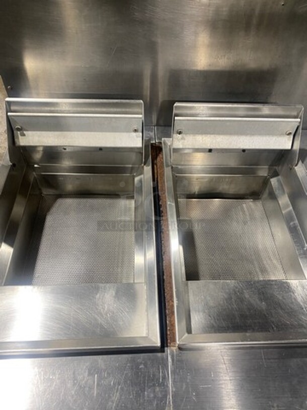 Garland Commercial Natural Gas Powered 2 Bay Deep Fat Fryer! With Side Dumping Station! With Back Splash! All Stainless Steel! On Casters! Model: 3540SS SN: 414720 - Image 5 of 11