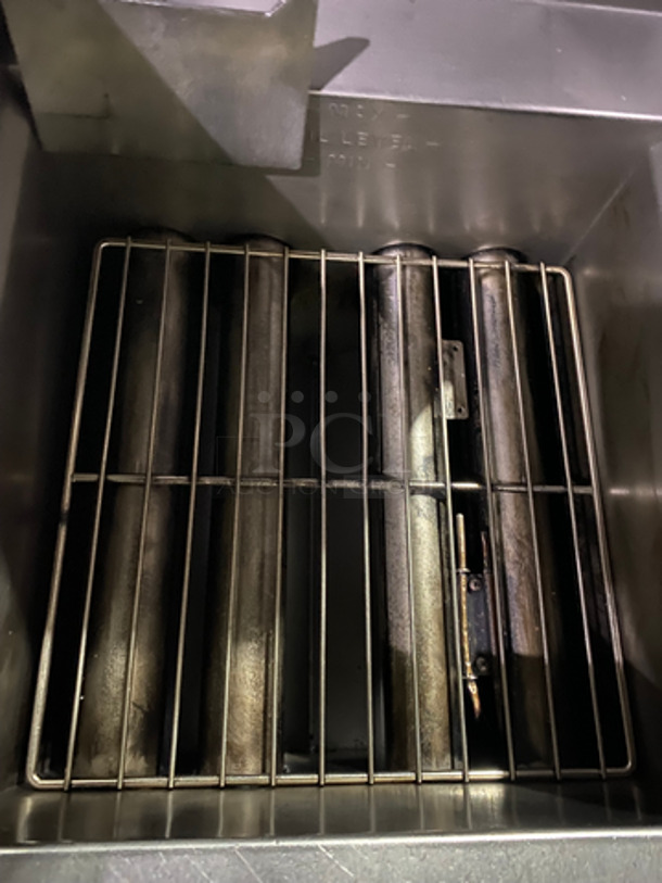 FABULOUS! Pitco Frialator Commercial Natural Gas Powered 4 Bay Deep Fat Fryer! With Automatic Hydraulic Basket Lift!  With Fryer Covers! With Oil Filter System! With 4 Frying Baskets! All Stainless Steel! On Casters! Working When Removed! Model: SG14-S SN: G05CA007837 120V 60HZ 1 Phase - Image 9 of 12