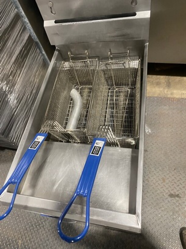 Pitco Commercial Natural Gas Powered Deep Fat Fryer! With 2 Metal Frying Baskets! All Stainless Steel! On Legs! Model: 35C SN: G14KD063719 - Image 5 of 9