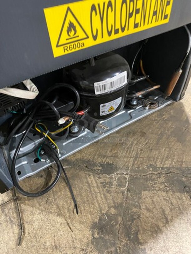 NEW! OUT OF THE BOX! SCRATCH-N-DENT! Whynter Commercial Single Door Reach In Cooler Merchandiser! With View Through Door! With Poly Coated Racks! 121 Can Capacity! Model: BR1211DS - Image 7 of 7