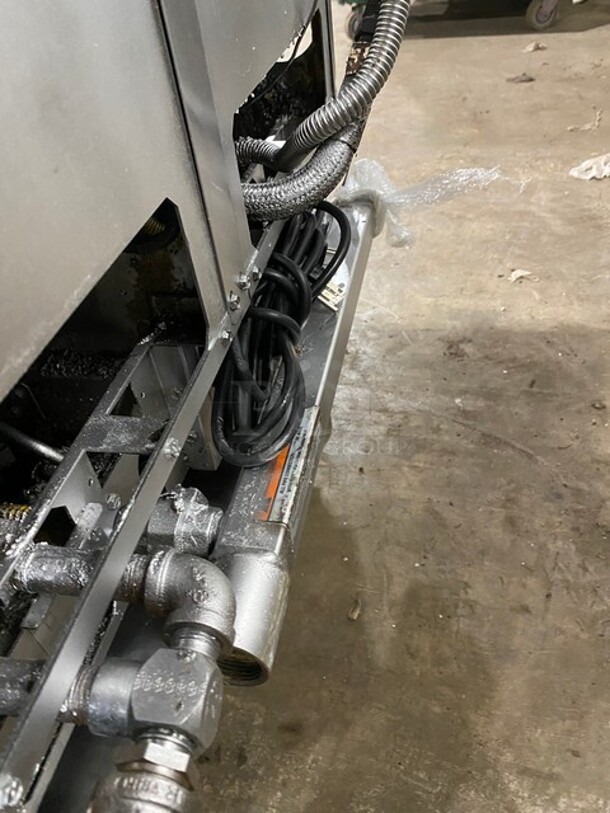 Pitco Frialator Stainless Steel Commercial Natural Gas Powered 2 Bay Deep Fat Fryer w/ 4 Metal Fry Baskets! On Commercial Casters! MODEL SSH55 SN: G15AD080351 115V - Image 12 of 12