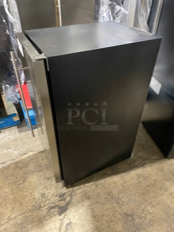 NEW! OUT OF THE BOX! SCRATCH-N-DENT! Danby Undercounter Ice Maker! 32LB Ice Capacity! Model: DIM32D1BSSPR - Image 2 of 8