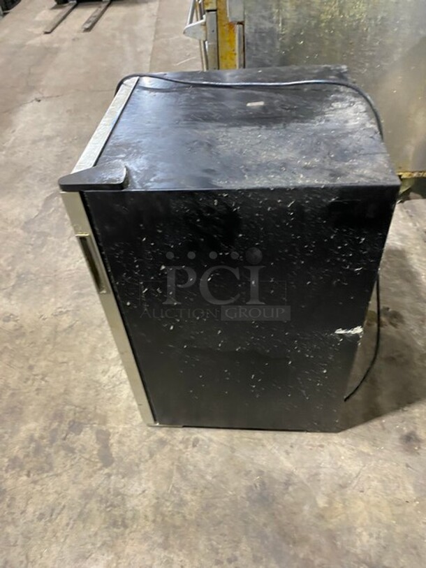 NICE! Haier Commercial Countertop Reach In Cooler Merchandiser! With View Through Door! Model HBCN05FVS Serial 1401003513! 115V! WORKING WHEN REMOVED! - Image 3 of 7