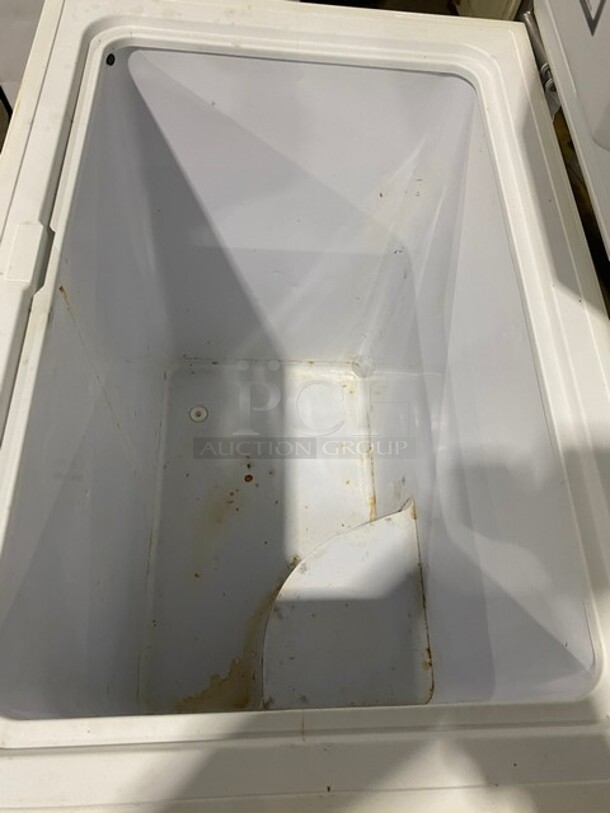 W.C Woods Commercial Chest Freezer! MODEL C07BBA SN: 092510601 115V - Image 6 of 7