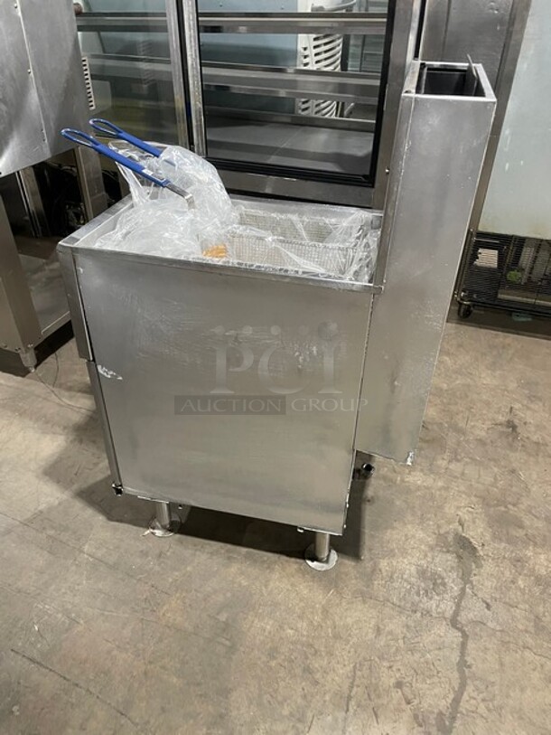 Pitco Commercial Natural Gas Powered Deep Fat Fryer! With Backsplash! All Stainless Steel! With 2 NEW Frying Baskets! On Legs! SN:G10CD009838! - Image 2 of 7