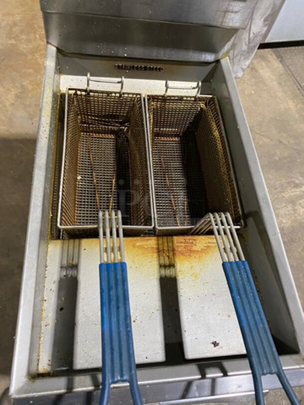 Imperial Commercial Natural Gas Powered Deep Fat Fryer! With 2 Metal Frying Baskets! All Stainless Steel! On Legs! Working When Removed! - Image 5 of 9