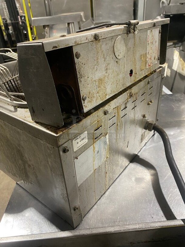 Cecilware Countertop Electric Powered Deep Fat Fryer! With Backsplash! All Stainless Steel! SN: N418971 - Image 4 of 9