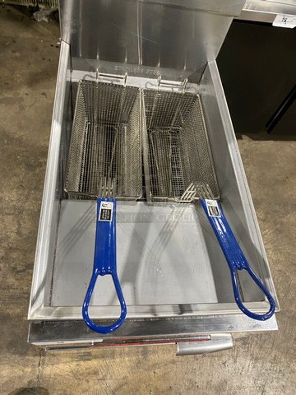 American Range Commercial Natural Gas Powered Deep Fat Fryer! With 2 Metal Frying Baskets! With Backsplash! All Stainless Steel! On Legs! Model: AF50HE SN: 211020FO082 - Image 5 of 9