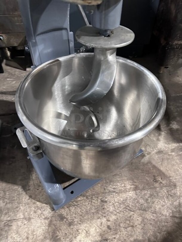 Hobart Commercial Heavy Duty 20Qt Planetary Mixer! With Spiral Attachment And Stainless Steel Mixing Bowl! Model: A200 SN: 744518 115V 60HZ 1 Phase - Image 6 of 7