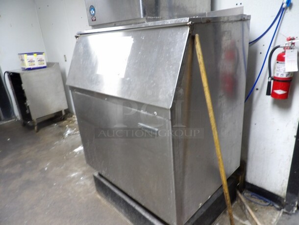 Scotsman Insulated Ice Storage Bin
***NO ICE MAKER***
3'6"x2'2"x4'2" - Image 1 of 1