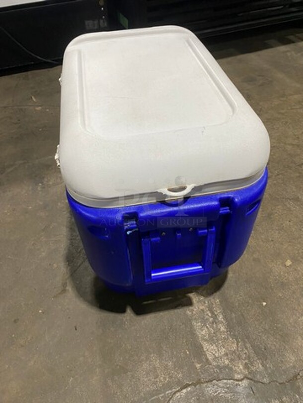 Igloo Blue And White Poly Portable Cooler! With Lid! With Pull Handle! On Casters! - Image 4 of 6