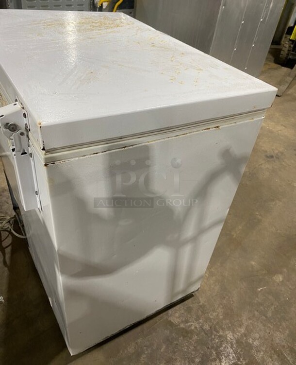 W.C Woods Chest Freezer! MODEL C07BBA SN: 092510601 115V  - Image 3 of 7