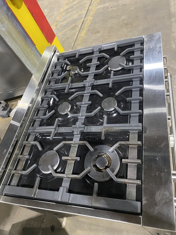 2019 AMAZING! ZLINE Gas Powered 6 Burner Stove! With Oven Underneath! Stainless Steel! On Legs! MODEL RG36
Serial 19061590289 120V/60Hz - Image 5 of 10