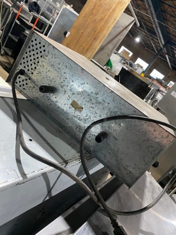 Adcraft Commercial Countertop Powered Pizza/ Snack Oven! - Image 4 of 7