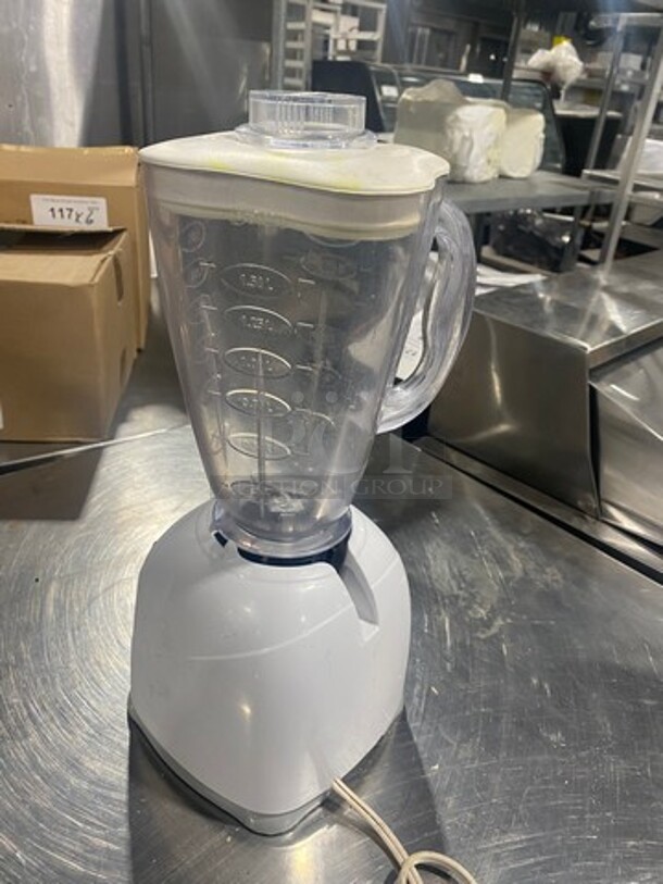 Oster Simple Blend Countertop Blender! With 1.5L Pitcher And Lid! - Image 4 of 8