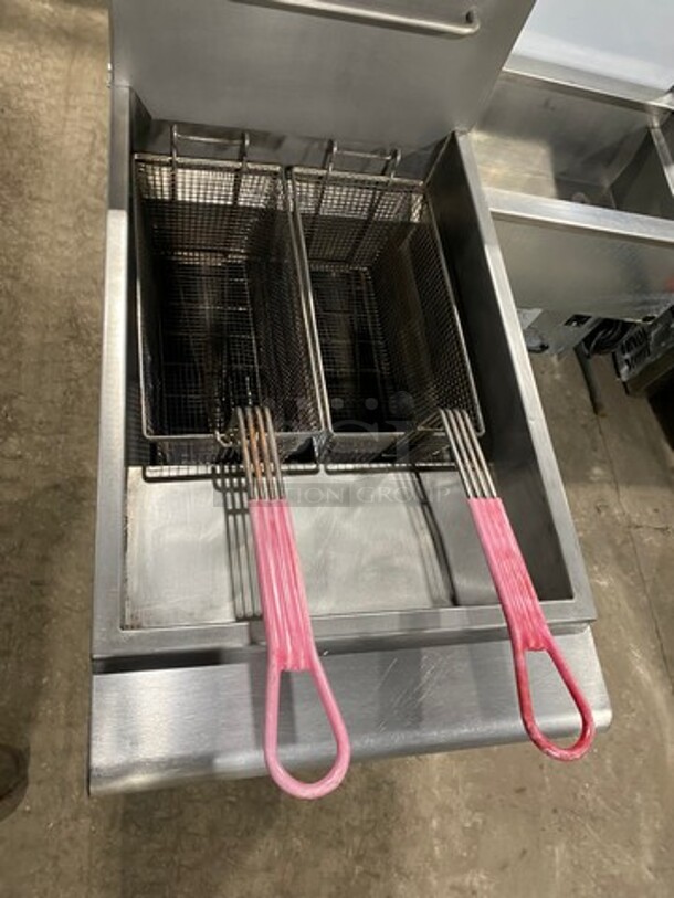 Avantco Commercial Natural Gas Powered Deep Fat Fryer! With 2 Metal Frying Baskets! With Back Splash! All Stainless Steel! On Legs! Model: FF300N SN: 18030273V - Image 5 of 9