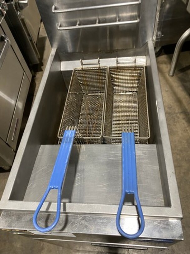 Atosa Commercial Natural Gas Powered Deep Fat Fryer! With Backsplash! With 2 Metal Frying Baskets! All Stainless Steel! On Legs! Model: ATFS40 - Image 5 of 9
