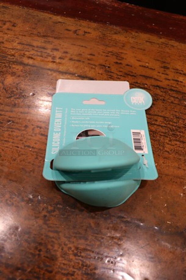 Brand New Sili Cone Oven Mitt 
Qty 1 - Image 2 of 2